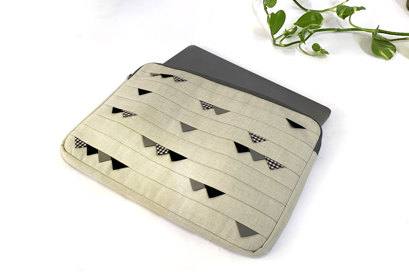 Slate Cats Tooth Laptop Sleeve