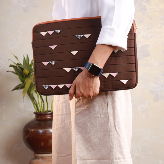 Mocha Cats Tooth Laptop Sleeve