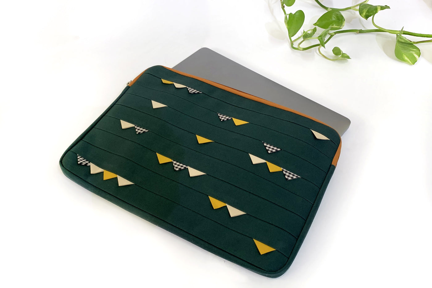 Bottle Green Cats Tooth Laptop Sleeve